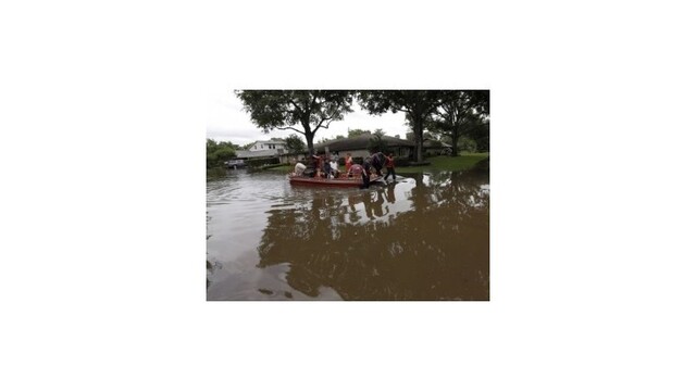 Záplavy v USA majú najmenej 17 obetí, do ulíc Houstonu vyplavilo truhlu
